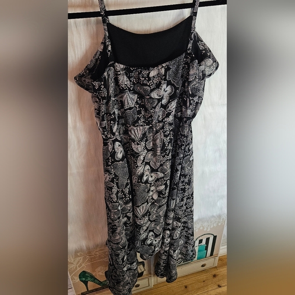 Place Classic Ruffled B&W Floral High-Low Dress - Picture 5 of 6